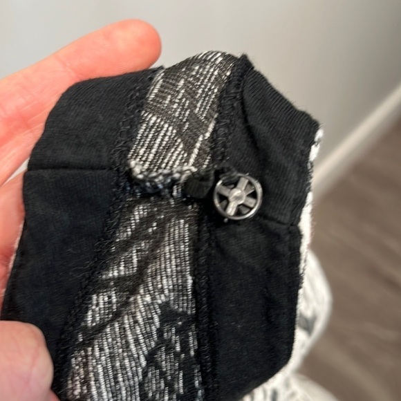 Anthropologie VirginaVanessa Peplum Back and White Floral Tank Size Large - Picture 3 of 4